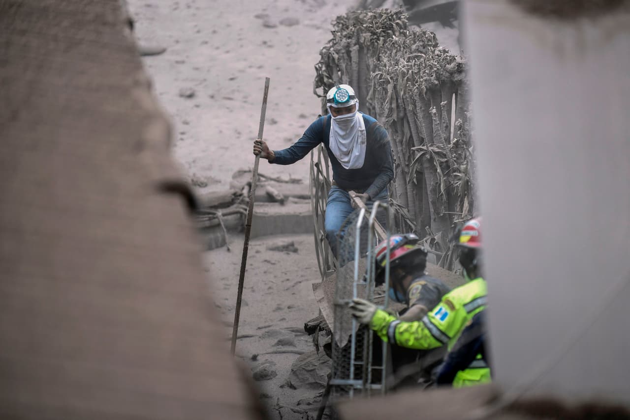 Residentes de San Miguel de Los Lotes y rescatistas intentan localizar sobrevivientes del la erupción.