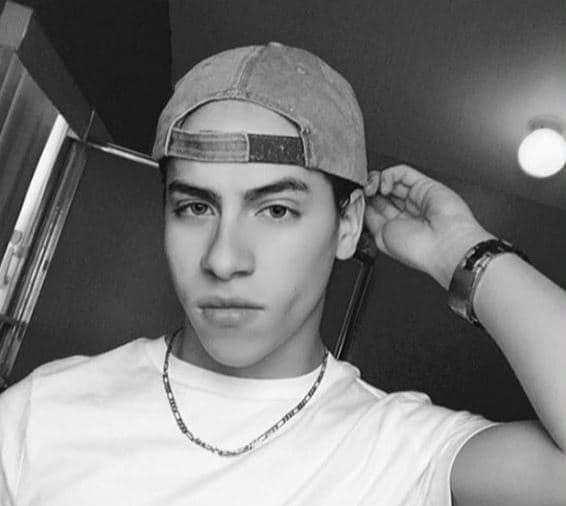 Aunque Gabriel tiene su pelo largo y rizado, ha tratado de lucirlo recogido, recordando el consejo de los jueces en su audición cuando le propusieron no seguir el estilo de David Visbal y tener un look propio.