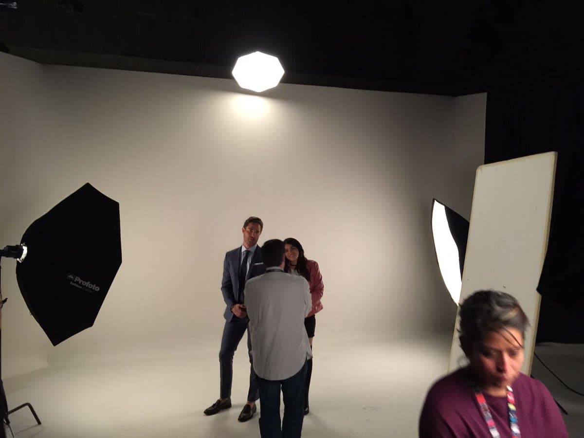 Los protagonistas de 'Papá a toda madre' ya estuvieron en el foro de grabación, pero esto fue sólo para hacer las fotos oficiales de la telenovela, así se pudo apreciar en la cuenta de Instagram de la historia.