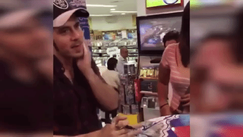 El cantante se mostró todo el tiempo incómodo ante las efusivas muestras de cariño de sus seguidoras, y no dudó en mostrar su desprecio limpiándose en cada oportunidad que tenía.