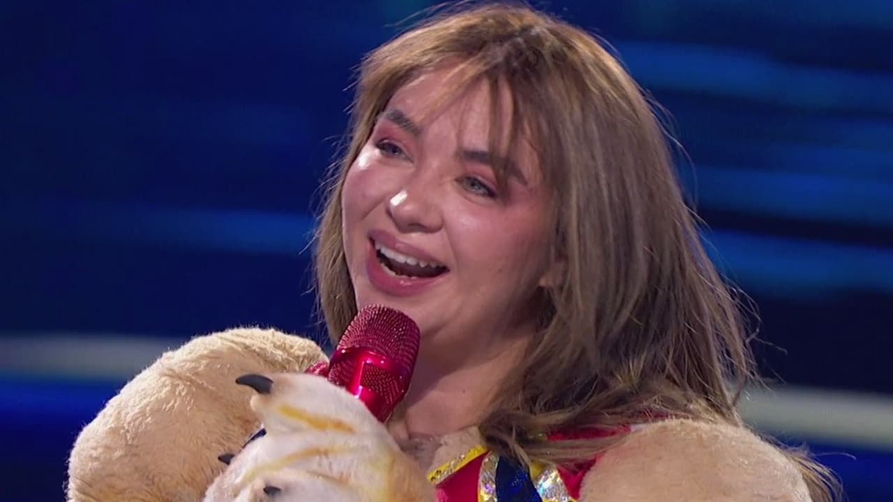 Detrás de Huesito Peligroso encontramos a Daniela Luján y solo Anahí atinó a decir que era ella.