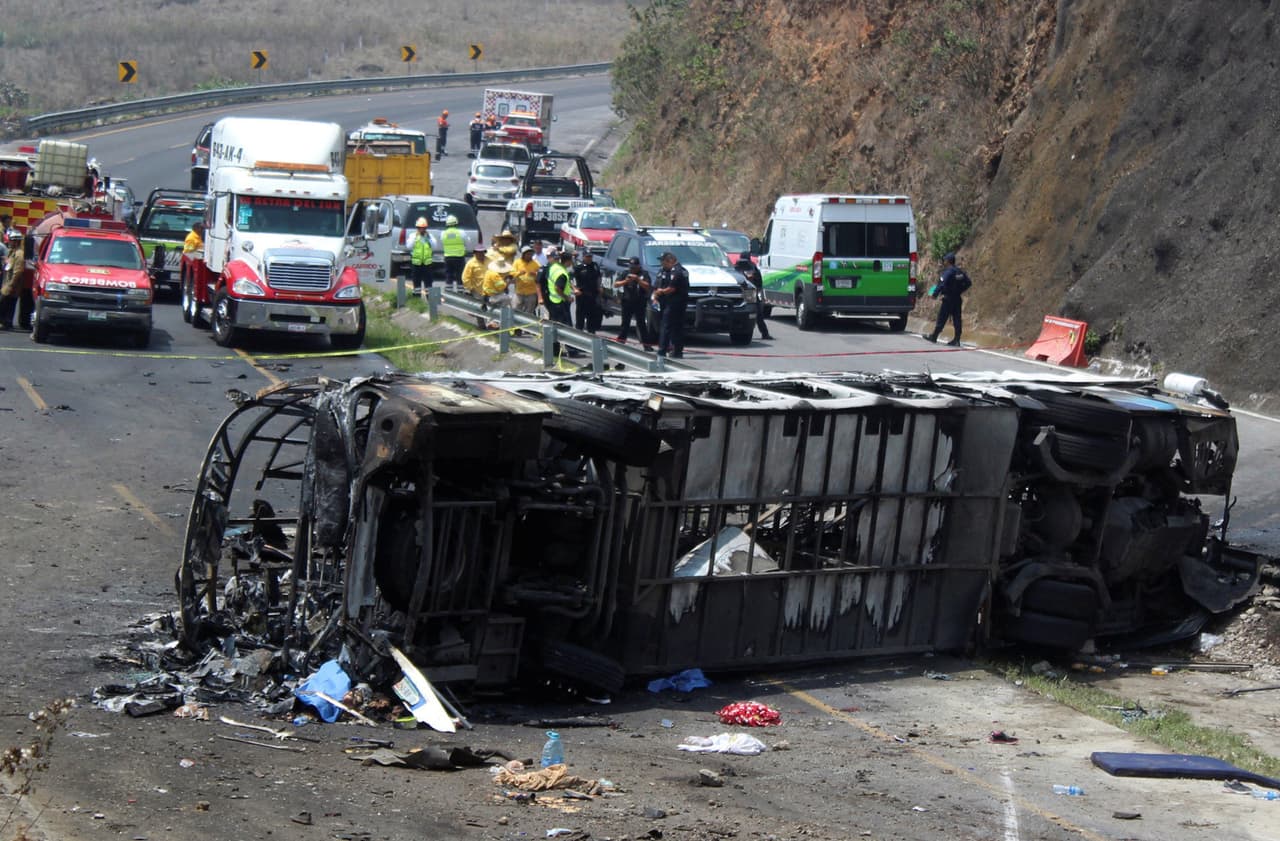 Mueren 21 personas tras choque entre un camión y un autobus en una autopista de Veracruz