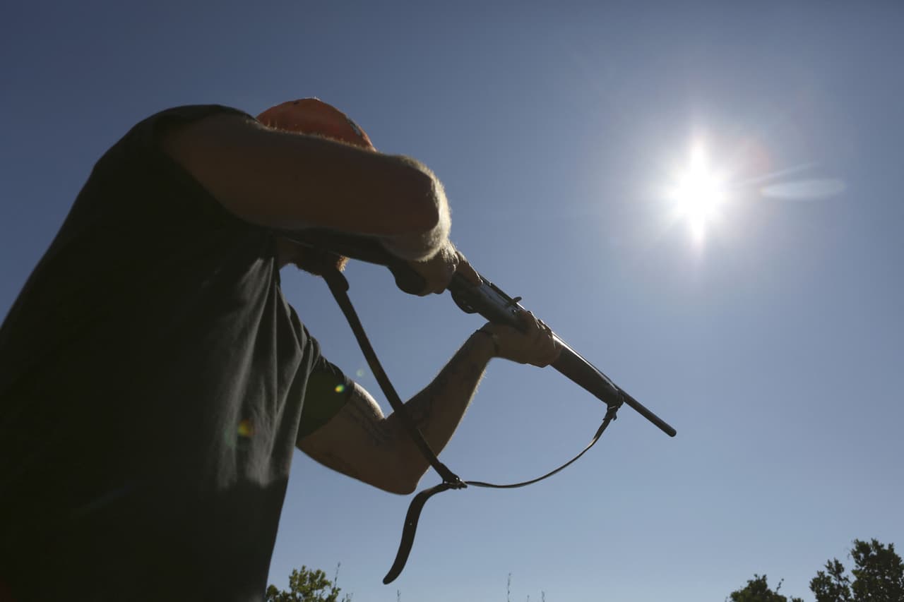 La Comisión de Recursos de Vida Silvestre de Carolina del Norte ofrece oportunidades de caza con permisos en todo el estado. Estas cacerías permiten la participación administrada y brindan oportunidades únicas para áreas o especies especiales como caza menor, caza mayor, aves acuáticas, cisnes de tundra y trampas para portadores de pieles. Más sobre los permisos de caza, 
<b><a href="https://www.ncwildlife.org/Licensing/Permit-Hunting-Opportunities" target="_blank">aquí</a></b>.