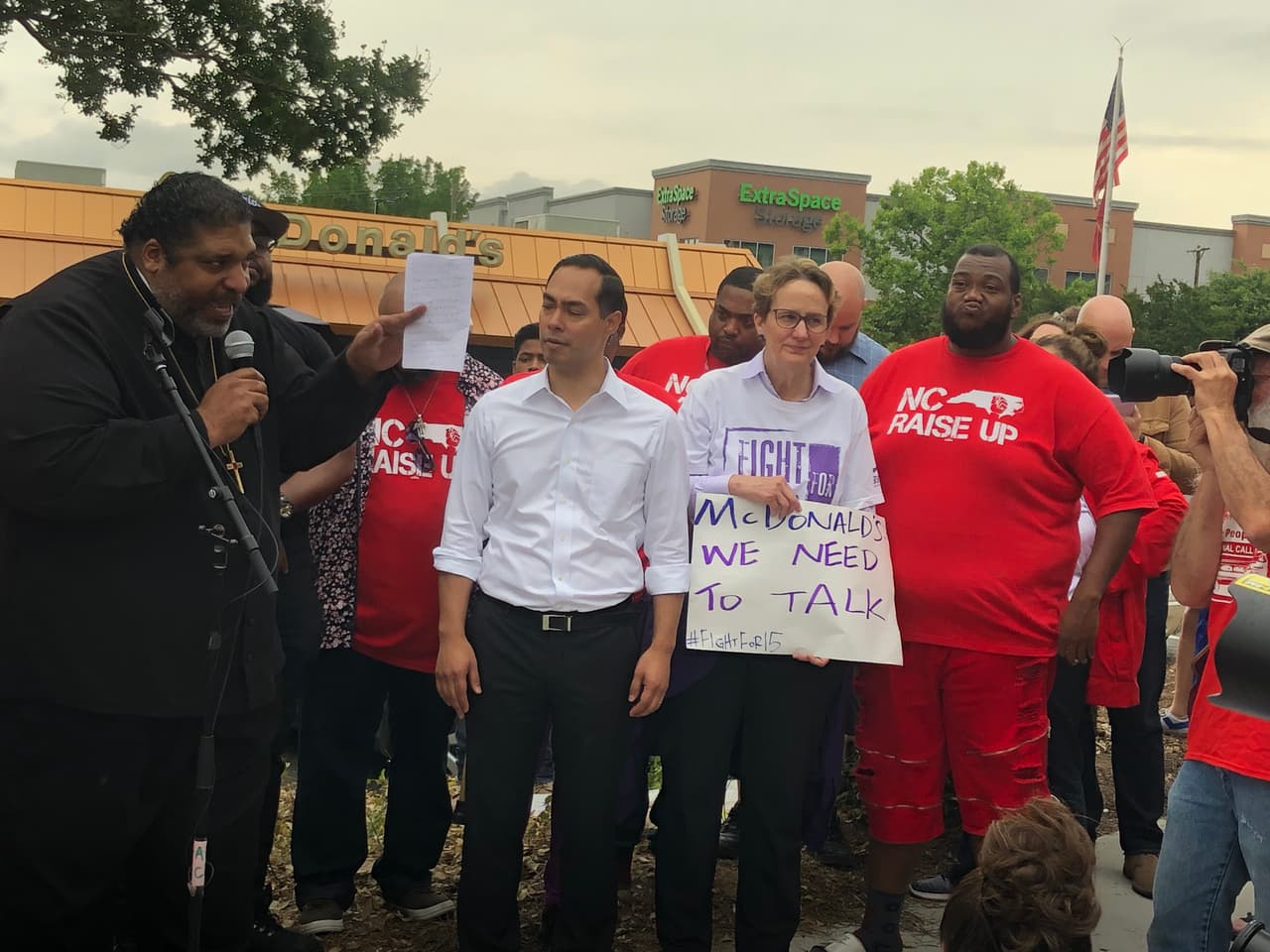 Julián Castro, uno de los candidatos a la presidencia de los Estados Unidos, hizo una visita a relámpago a Carolina del Norte