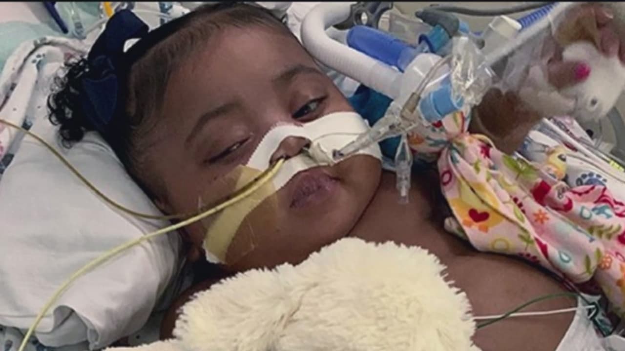 Corte de Texas permite a la madre de la bebé Tinslee Lewis mantenerla en el respirador artificial 