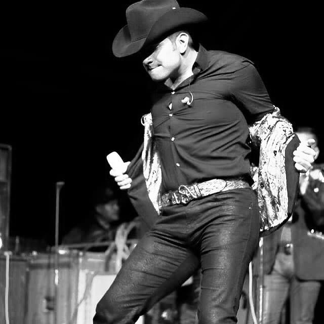 Fue el 17 de noviembre de 2011 cuando El Dasa cantó al lado del Charro de Huetitán. En aquella presentación Chente le pidió al público apoyar la carrera de quien ahora conocemos como El Dasa.