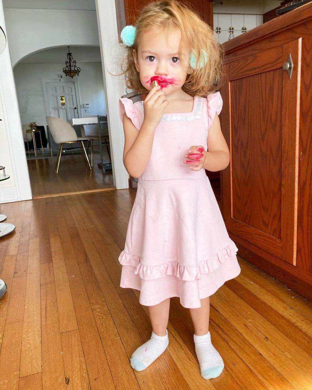 Por las dificultades que vivió antes de tener entre sus brazos a esta bella niña, es que ahora disfruta cada momento al máximo, así sea una travesura como la que vemos en esta imagen que compartió en Instagram.