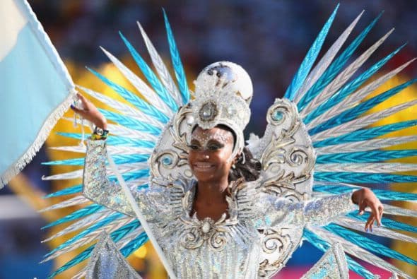Una bailarina ataviada con su llamativo atuendo.