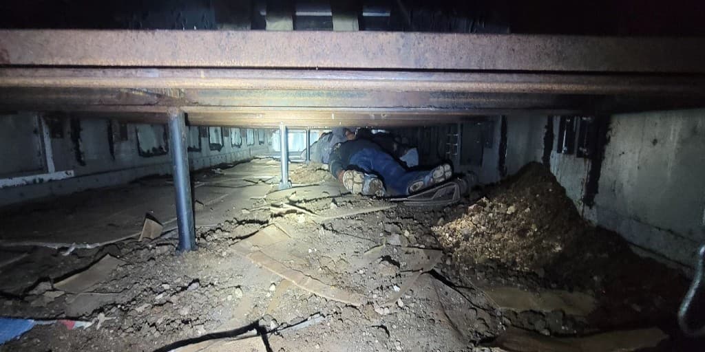 Los migrantes fueron arrestados y procesados; también fueron detenidos el conductor y pasajero del vehículo y pasajero y conductor de una camioneta que estaba en la escena, aparentemente acompañándoles.