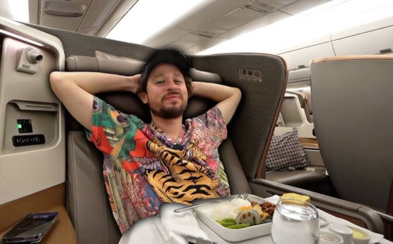 Luisito Comunica gasta más de 200 mil pesos en un asiento de avión; ¿qué recibió por esa cantidad?