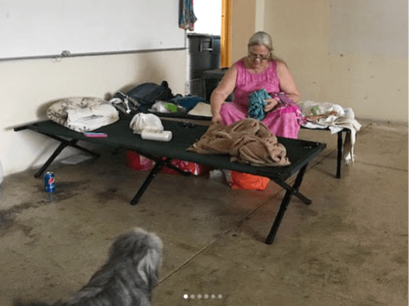 También detalló la urgencia de que la ayuda médica llegue a quienes requieren tratamientos específicos, como esta mujer que se encuentra en un refugio después de perderlo todo y aunque esta damnificada le solicitó al gobierno su medicamento, no sabe cuándo llegará.