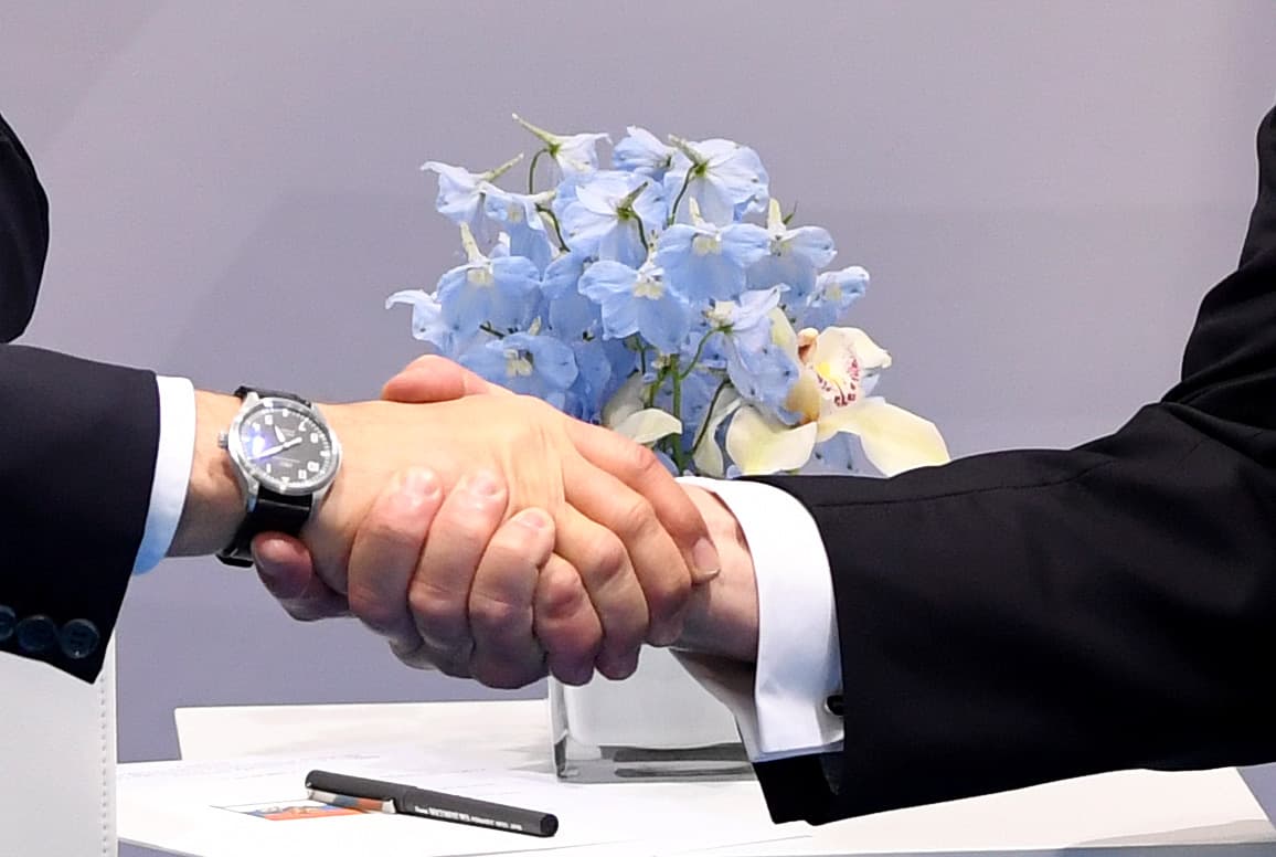 Dar la mano o abrazarse esta entre las actividades más riesgosas.