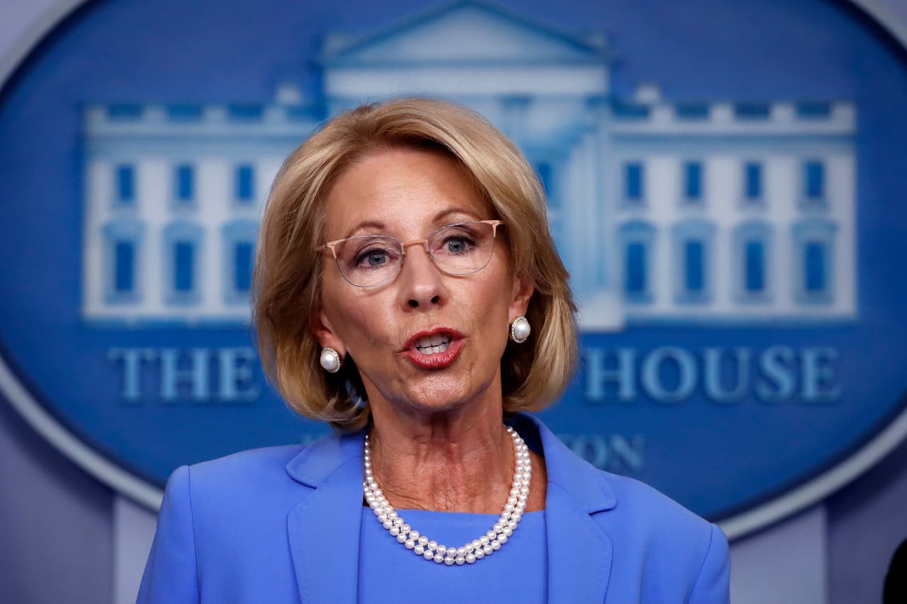 Betsy Devos dice que las pautas de los CDC para reabrir las escuelas deben ser "flexibles"