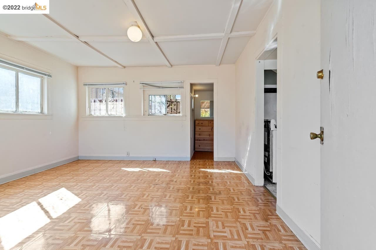 La casa está ubicada en el 3800 de Whittle Avenue y es del tamaño de un estudio. Tiene solo un baño y ninguna habitación.