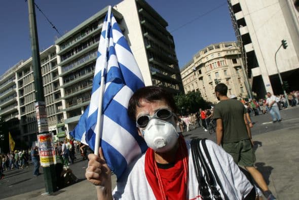 "Participo en la huelga porque mi salario ha sido recortado en 500 euros en los tres últimos años", dijo Sula, una empleada del ayuntamiento de Peristeri, en la periferia de Atenas.