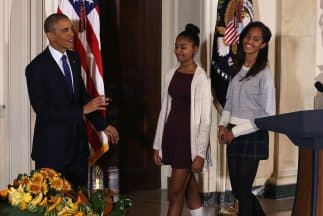 Sasha y Malia Obama en el indulto a los pavos vistieron faldas cortas.