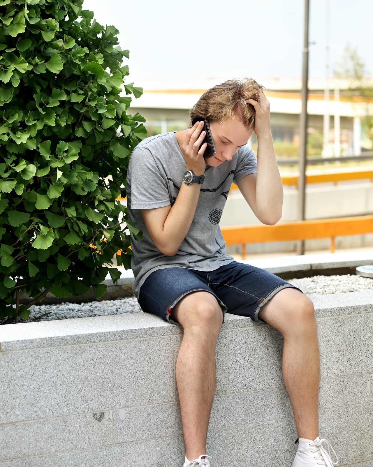 3. Separación de casa. Para ganar autonomía y confianza en sí mismos, es esencial que los individuos encuentren maneras de separarse física y psicológicamente de los padres. La tecnología dificulta este procedimiento, pues fuera de casa se tiende a enviar constantes mensajes, cuando esto no debe suceder.