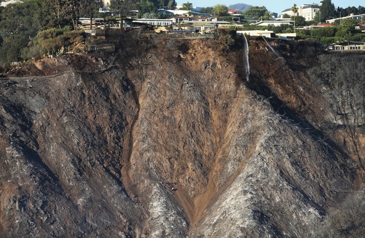 Alrededor de 200 viviendas en ocho bloques de viviendas estaban amenazadas por las llamas y fueron fuertemente impactadas por el humo, dijo Patrick Butler, jefe del LAFD, durante una conferencia de prensa.