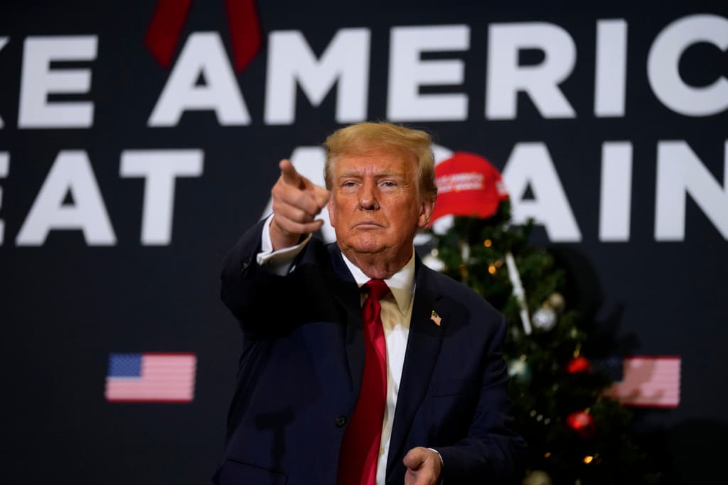 El expresidente Donald Trump reacciona ante sus partidarios durante una manifestación de compromiso con el caucus, el martes 19 de diciembre de 2023, en Waterloo, Iowa.