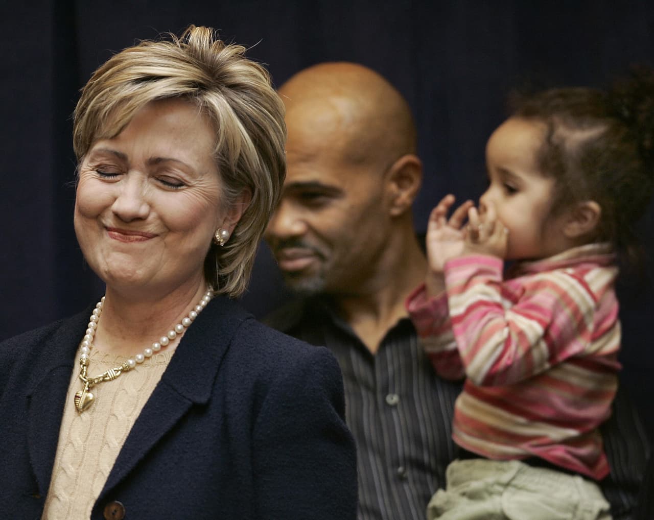Aquí, se aguanta la risa tras bromear con la pequeña detrás de ella, que había intentado quitarle el broche de su chaqueta.