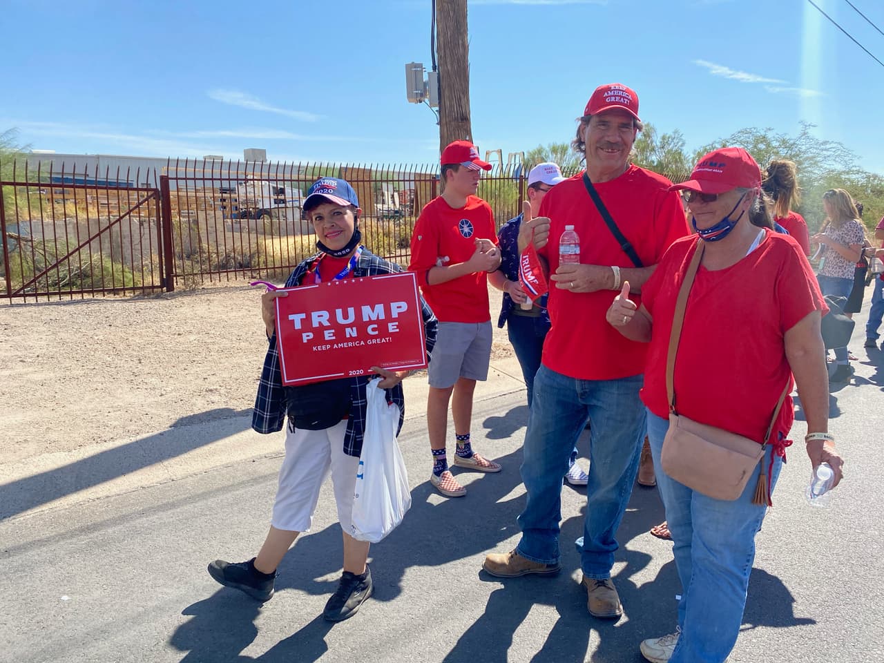 Un grupo de personas espera el ingreso al mitin de campaña del presidente Trump en Tucson, donde tiene previsto estar a las 3:00 p.m. hora local.