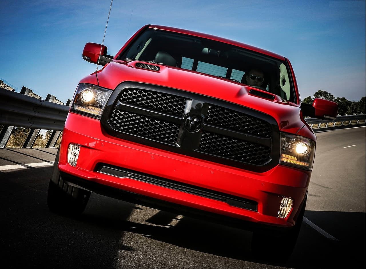 El paquete Night estará disponible en tres diferentes versiones de la Ram 1500: Regular cab, Quad cab y Crew cab, tanto en tracción trasera como 4X4. Ofrecera la opción de dos motores distintos: V6 Pentastar 3.6 litros y V8 5.7 litros HEMI. La producción de esta RAM Night 2017 comenzará en el último trimestre de 2016 y será fabricada en cuatro colores: negro, blanco, plateado, rojo y granito cristal.