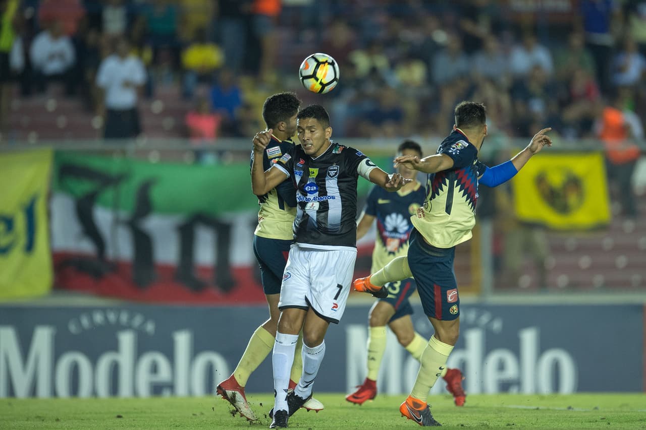 Si bien los mexicanos dominaban, llegar al tercer gol se complicaba en la segunda mitad.