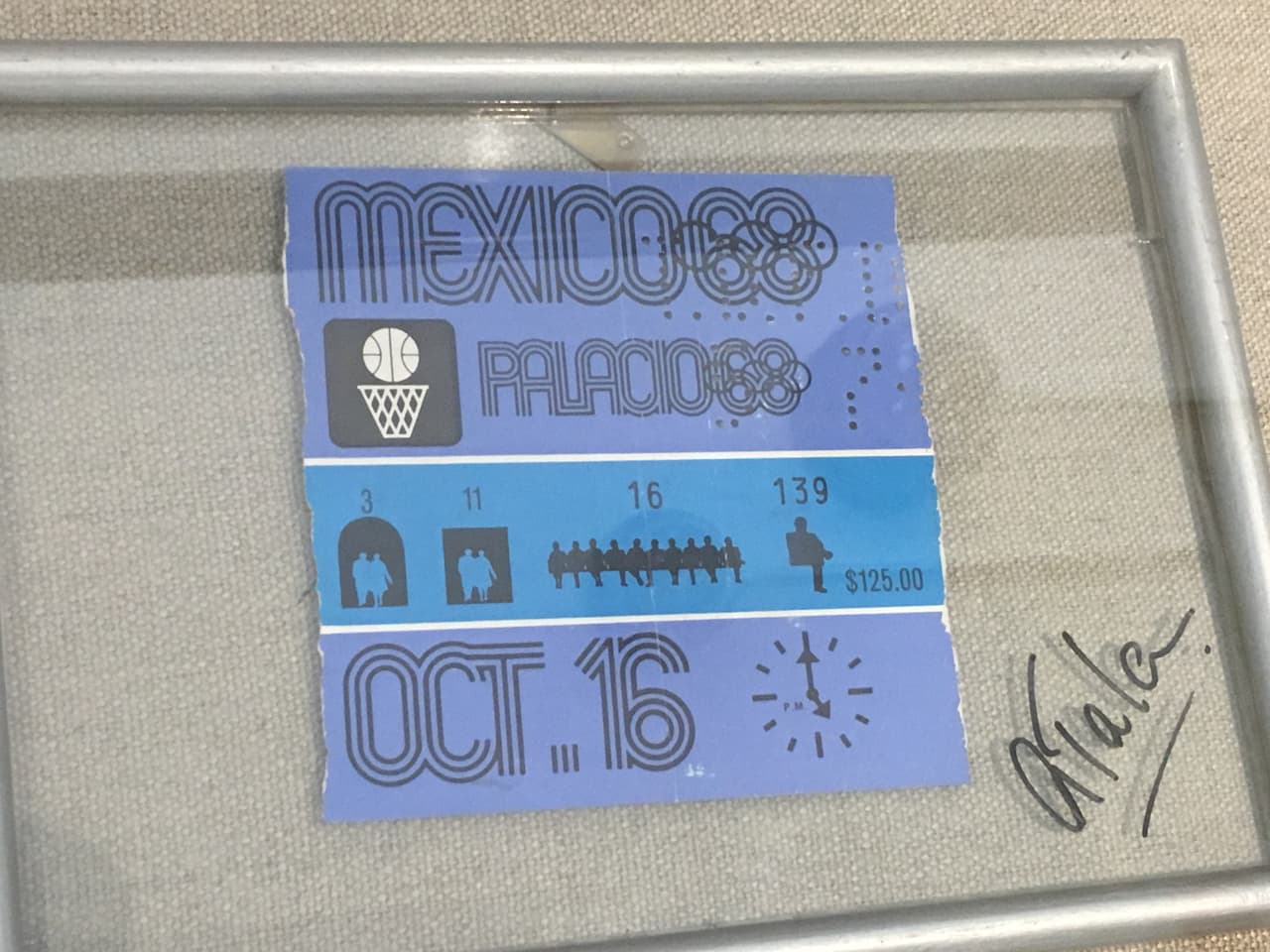 Un boleto a los Juegos Olímpicos de México es un recuerdo de su relación.