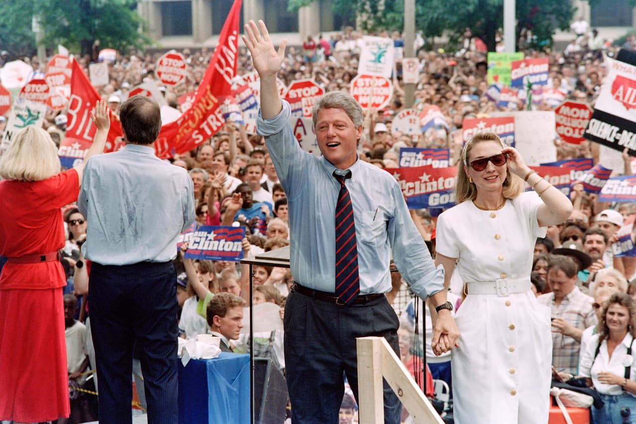 <b>El primer recorrido por todo el país.</b> Fue muy activa durante toda la campaña presidencial de Bill Clinton y Al Gore. Significó la entrada de Hillary a la Casa Blanca y su estadía por ocho años. En la imagen acompaña a su esposo durante un evento de campaña en San Luis, 1992.