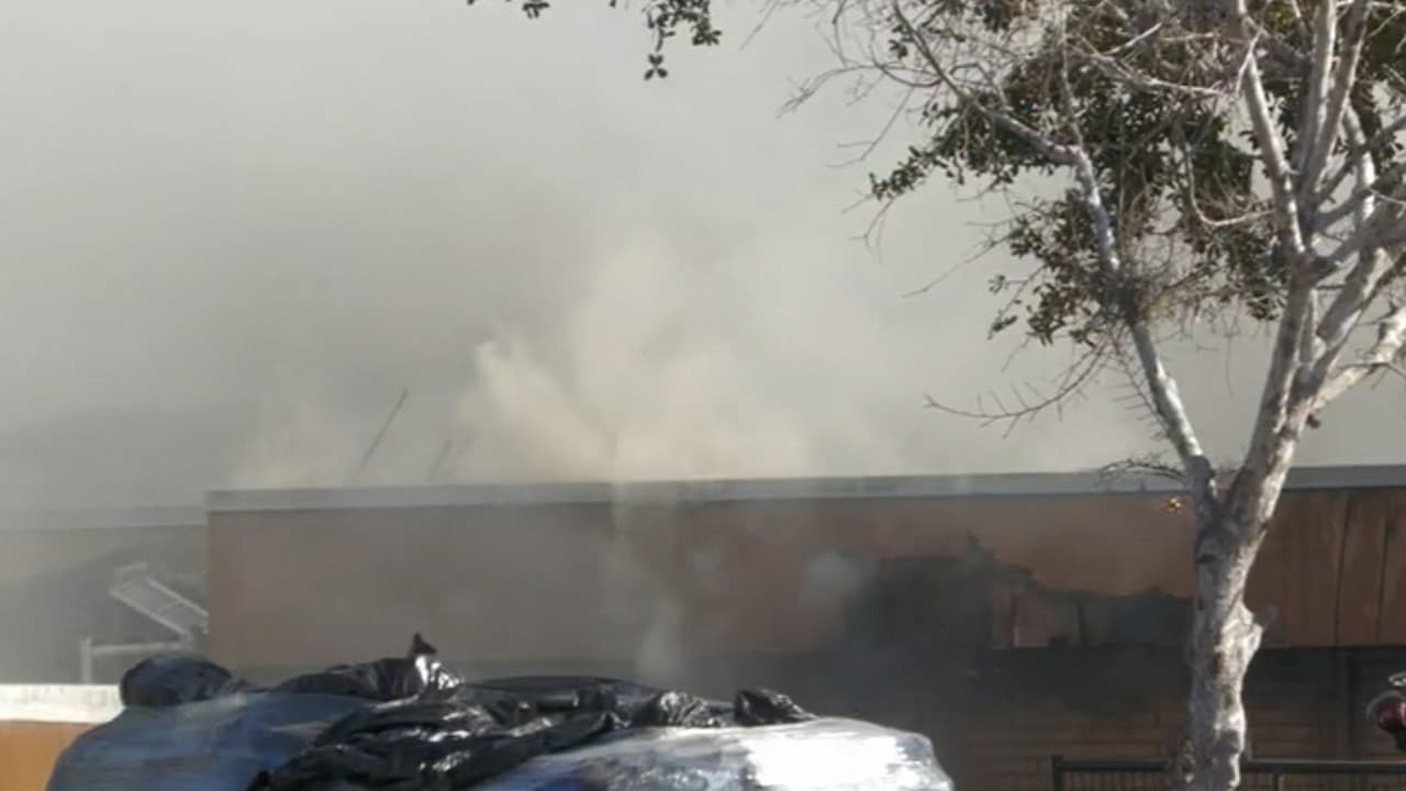 Incendio arrasa con restaurante japonés en St. Petersburg