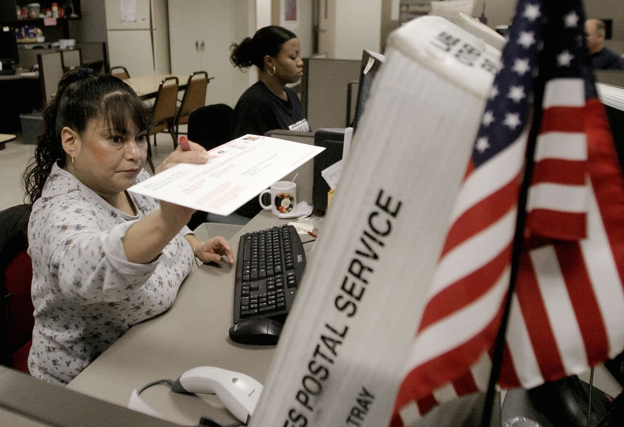 Los residentes de Arizona pueden registrarse para votar en: https://servicearizona.com/VoterRegistration/selectLanguage