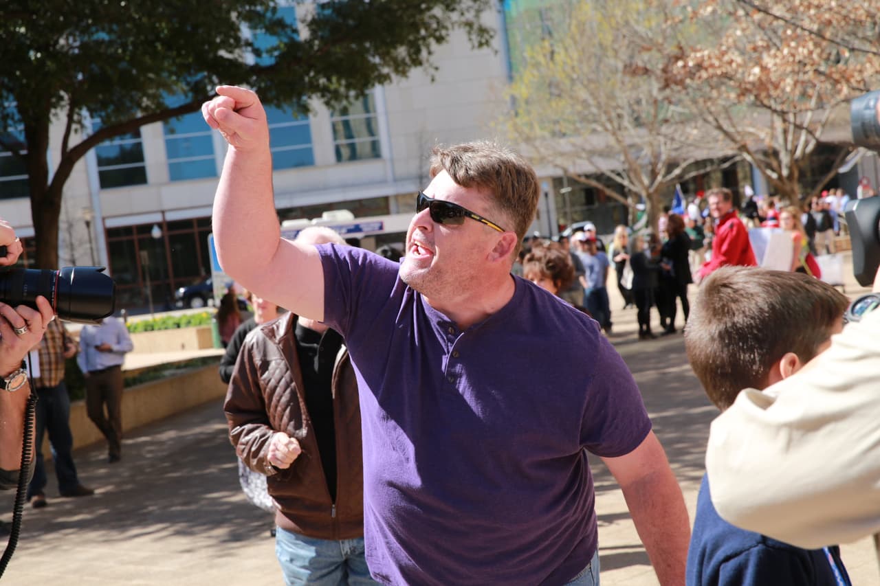 Simpatizantes republicanos confrotaron a hispanos verbalmente. Policía intervino.