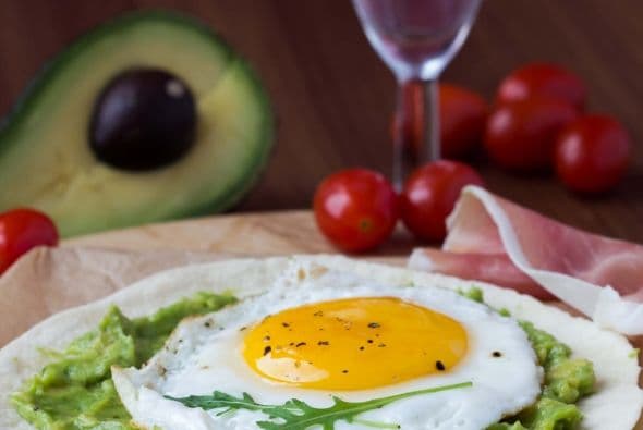 Los huevos, los pescados y el arroz son perfectas. Se recomienda comer una ración de estos alimentos media hora después de realizar el ejercicio, ya que se consiguen mejores resultados.