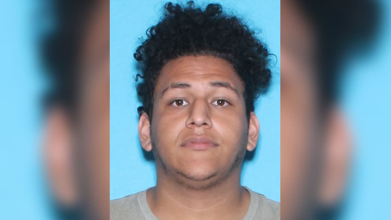 Christian Fernando Carlin, 20 años, acusado de robo a casa habitación. Mide 6 pies 1 pulgada de estatura, y pesa 230 libras. Última ubicación conocida: Houston, Texas.