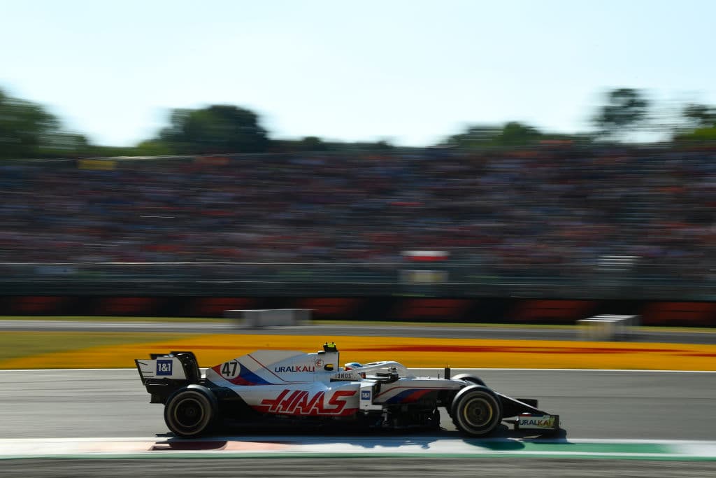 Daniel Ricciardo se lleva el Gran Premio de Italia y, en segundo lugar llegó su compañero Lando Norris, dandole a McLaren el uno dos en el podio. Max Verstappen y Lewis Hamilton tuvieron un incidente al inicio de la carrera, dejándolos fuera, mientras que Sergio Pérez llegó en tercer lugar pero tras una penalización, cayó a la quinta posición.