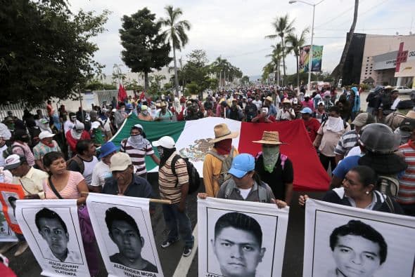 Centenares de personas marchan en Acapulco, Guerrero, en protesta por los 43 estudiantes desaparecidos.