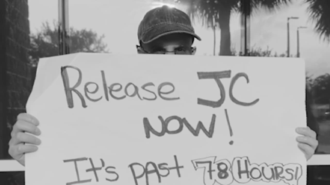 Joven detenido más de 90 horas en Orange pasa a ICE y denuncia maltrato en centro