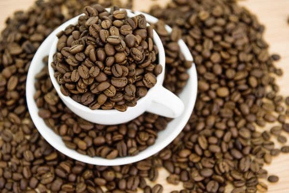 Consumir demasiada cafeína podría afectar tu presión arterial y la calidad de tu sueño, entre otras cosas, advirtió Koufman.