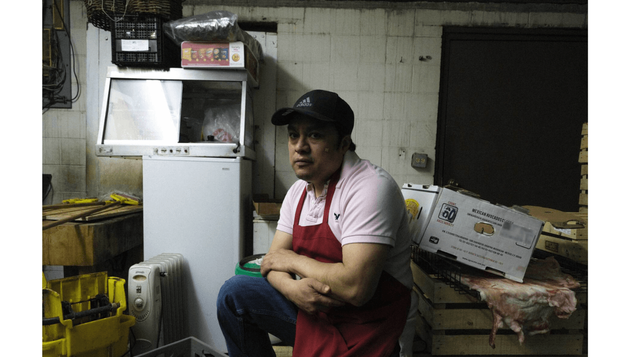 José Zapata luchó por la custodia de sus hijas cuando fueron colocadas en un hogar de crianza temporal donde no se hablaba español. Regresaron a su casa más de seis años después. Su padre dijo que ahora dominan el español bien, visitan a sus abuelos en México cada verano y han acogido su herencia cultural.