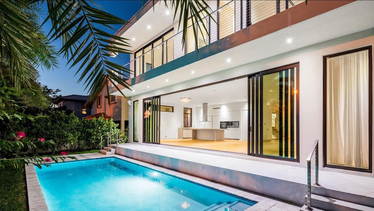 Si alguna vez visitas a Nicky Jam, 
<b>podrás quedarte en uno de los cinco dormitorios, cada uno con un baño precioso</b>, o simplemente relajarte en la moderna piscina en la que puede controlar la temperatura del agua.