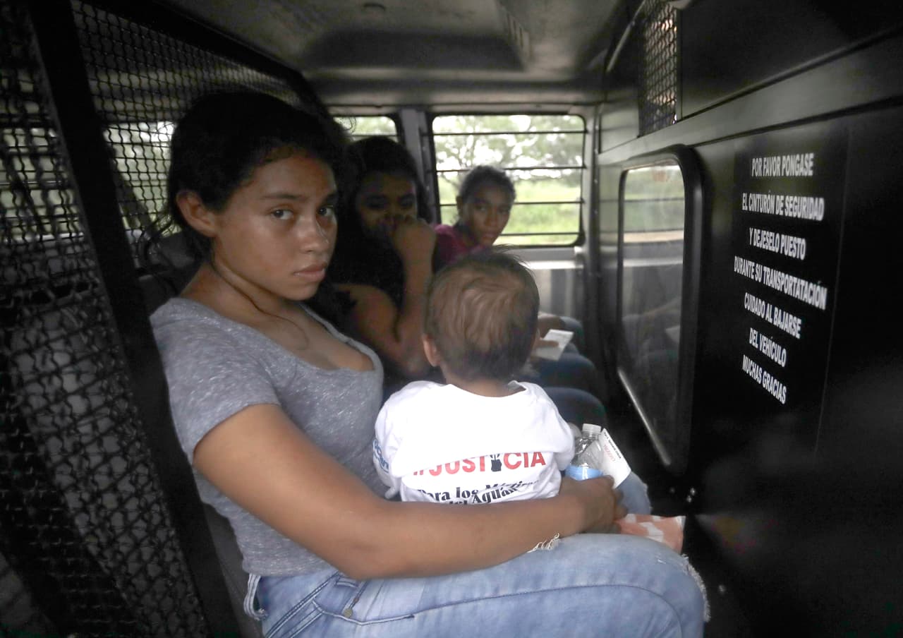 Esta madre hondureña y su pequeño se entregaron a la Patrulla Fronteriza el 25 de junio cerca de McAllen,Texas. Son parte de un grupo que pagó a un traficante de personas que llevó ilegalmente de México a EEUU cruzando el Río Grande.