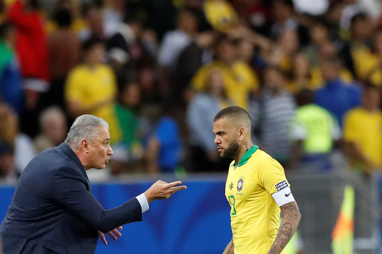 Tite justificó la polémica convocatoria de Daniel Alves al Mundial