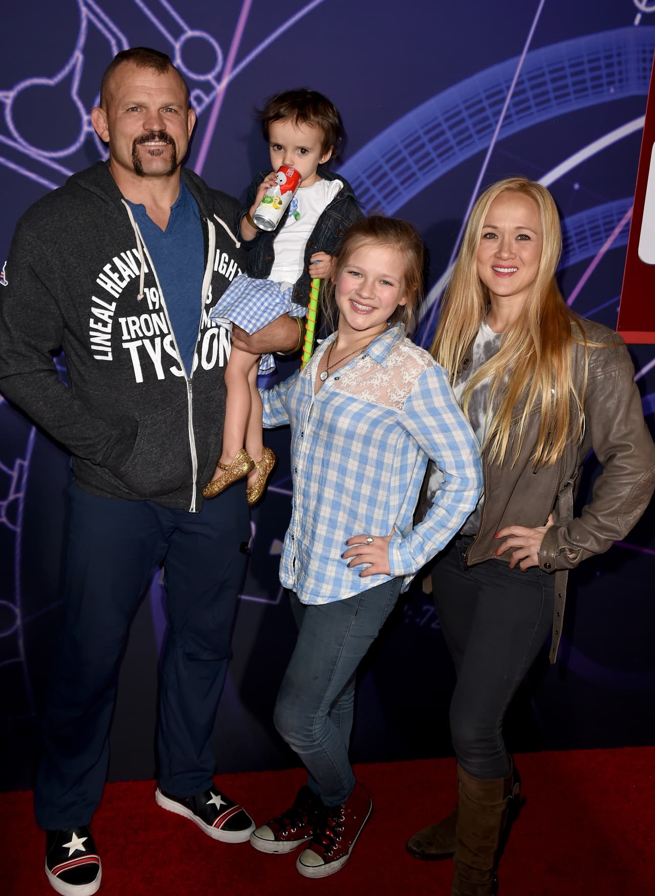 Pero, ¿quién lo diría? Este rudo cambia al instante al estar cerca de sus hijos; cuando está a su lado hasta su expresión cambia y parece la persona más inofensiva del mundo.