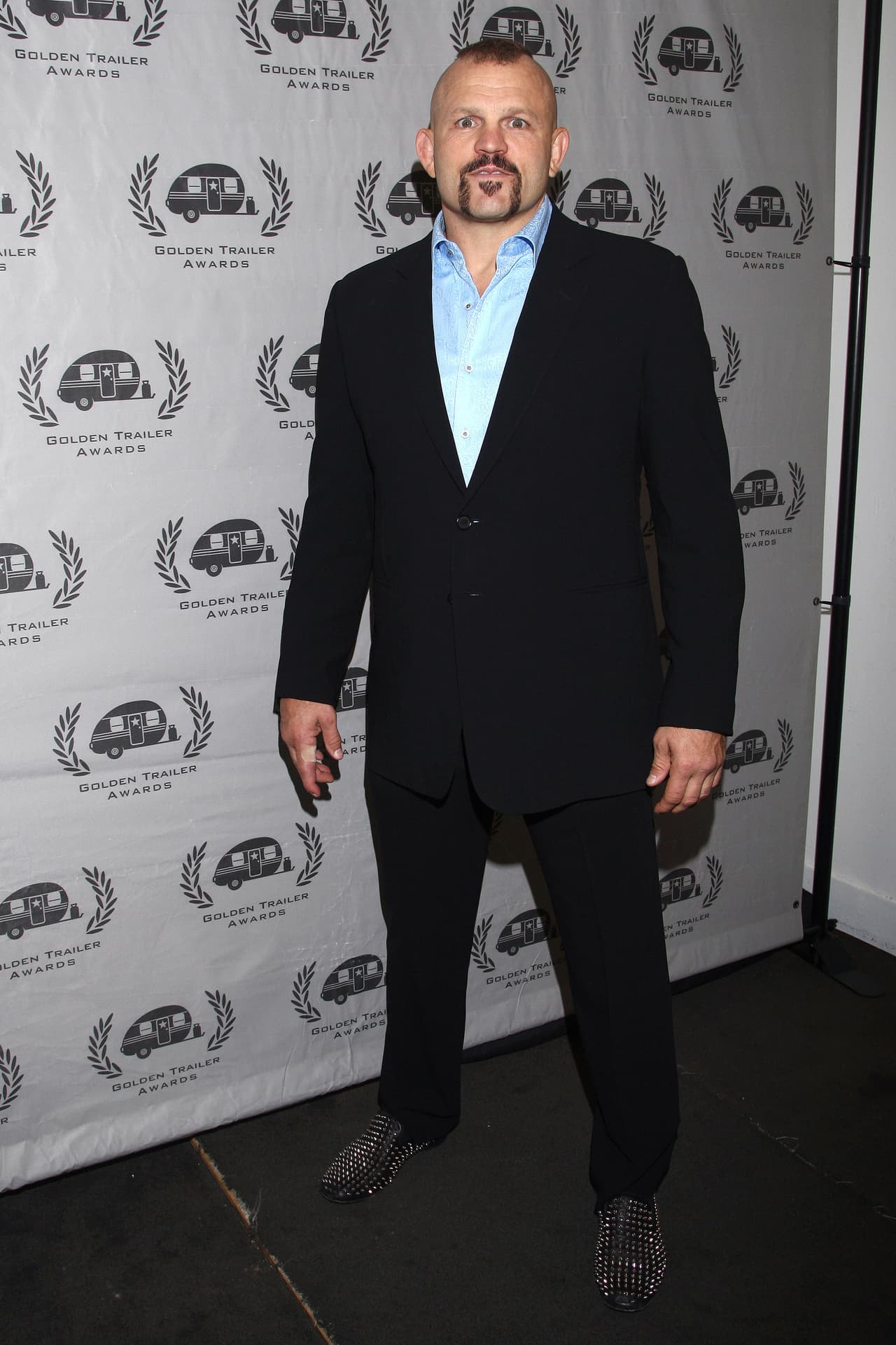 El peleador retirado de artes marciales y actor en películas de acción, infunde miedo a quien lo vea.