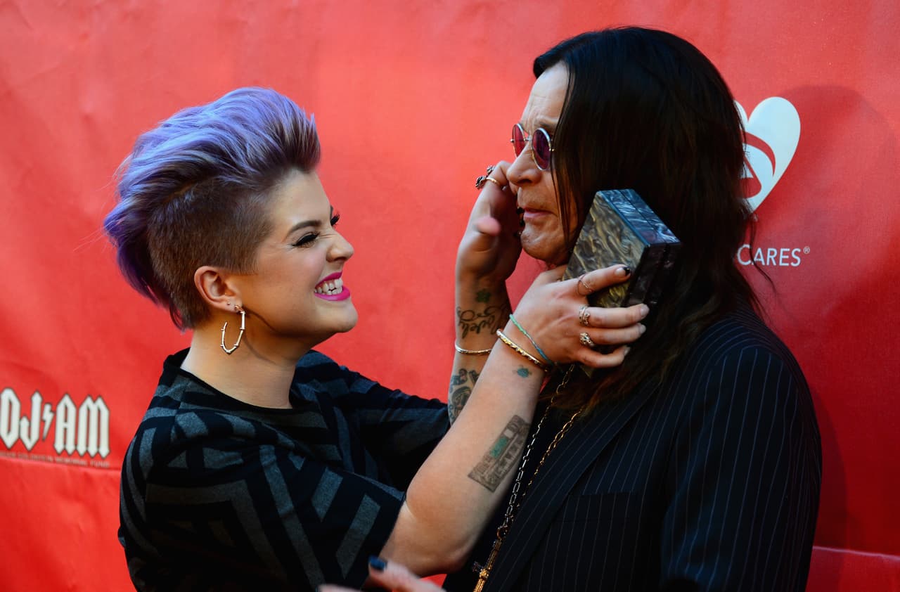 Sus 'pequeños' sacan el lado tierno de Ozzy y él no duda en dejarse consentir por ellos.