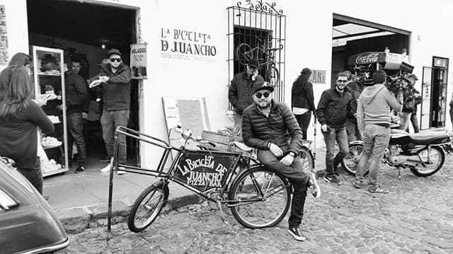 Aquí dándose un break durante su paso por La Antigua, Guatemala.