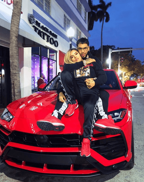 Además de lucir en ambientes cotidianos, Karol G y Anuel AAA, ambos nominados en varios categorías de Premios Juventud, también presumen sus gustos. Como su afición por posar junto a sus autos deportivos.
