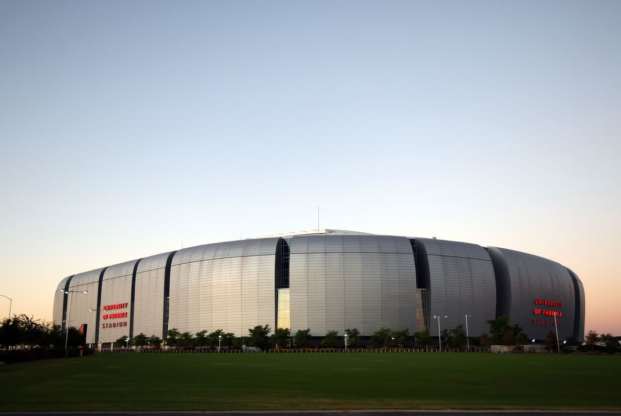 El estadio está ubicado en la ciudad de Glendale, Arizona, junto a Phoenix, y es el hogar de los Arizona Cardinals de la NFL.