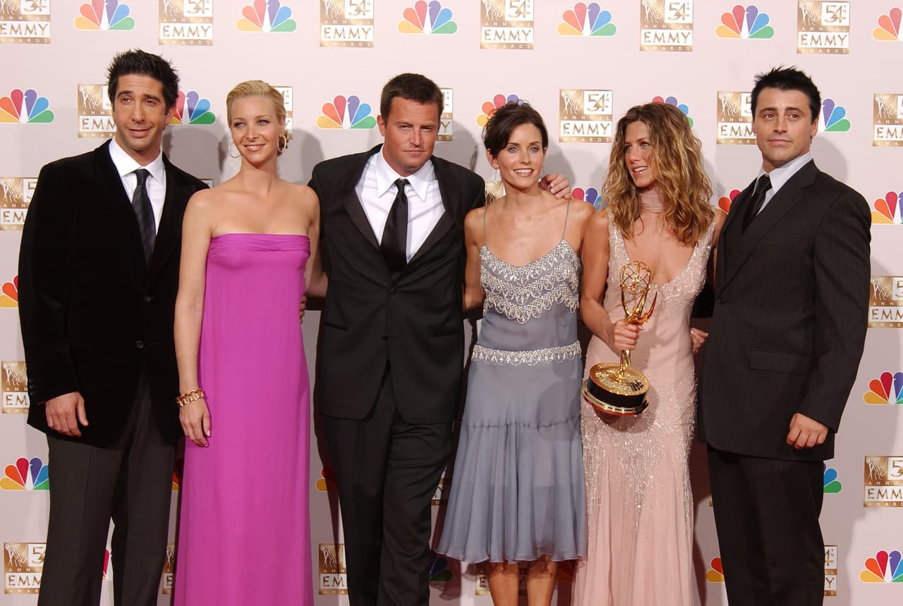 "Y ahora también somos amigos de Instagram. Hola Instagram", escribió Aniston al pie de la imagen donde aparecen Courteney Cox, Lisa Kudrow, Matt LeBlanc, Matthew Perry y David Schwimmer.