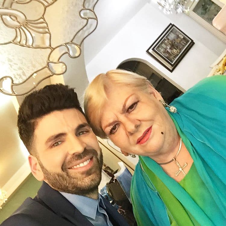 Y Paquita la del Barrio también está en el álbum de fotos de Jomari Goyso.